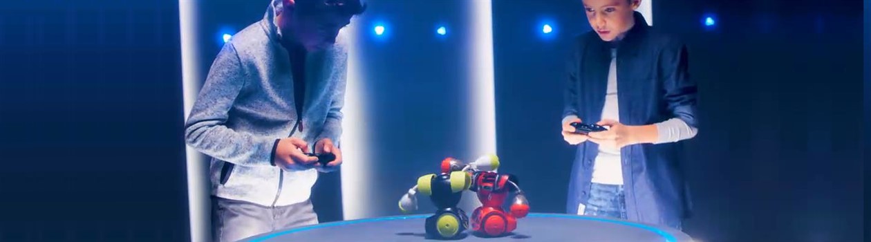 Робот на пульте управления в магазине PlushevoToys