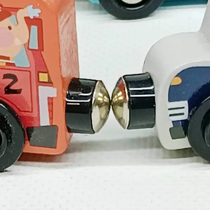 Магнітні дерев’яні машинки WToys 49325 — набір спецтехніки з тваринками, 1+ років