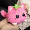 Клубничный котик мягкая игрушка 20 см, плюшевый розовый котик в виде клубнички, kawaii котенок с большими глазами