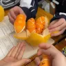 Плюшевий апельсин з розбірними часточками 12см іграшка-брелок, мандарин іграшка антистрес з часточками